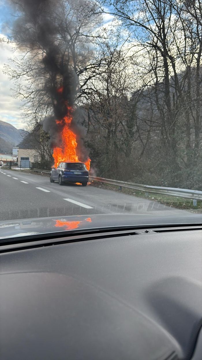 L’auto incendiata a Fiorano al Serio