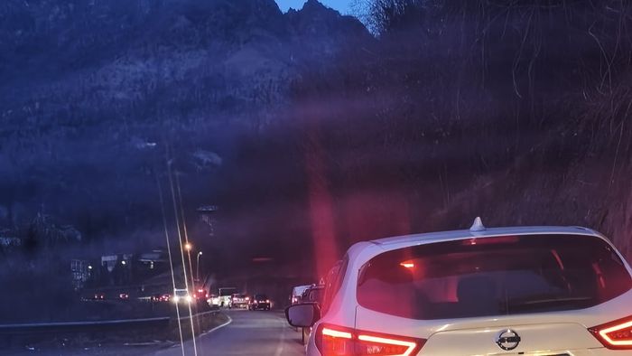 Valle Seriana, furgone in panne al ponte del Costone