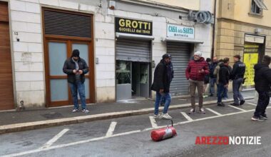 Banditi armati di piccone assaltano la gioielleria in pieno giorno ad Arezzo