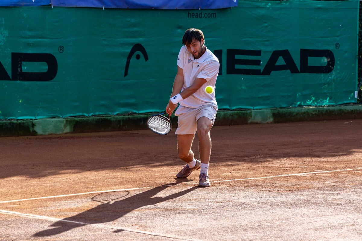 Gabriele Piraino si difende da fondocampo Gabriele Piraino si difende da fondocampo