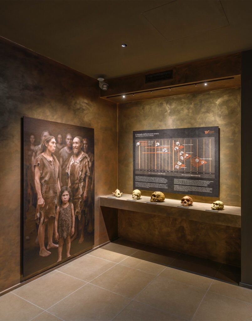 Installation view LABORATORIO NEANDERTHAL. Le scoperte di Grotta Guattari. MUCIV-Museo delle Civiltà, Roma. Foto Giorgio Benni