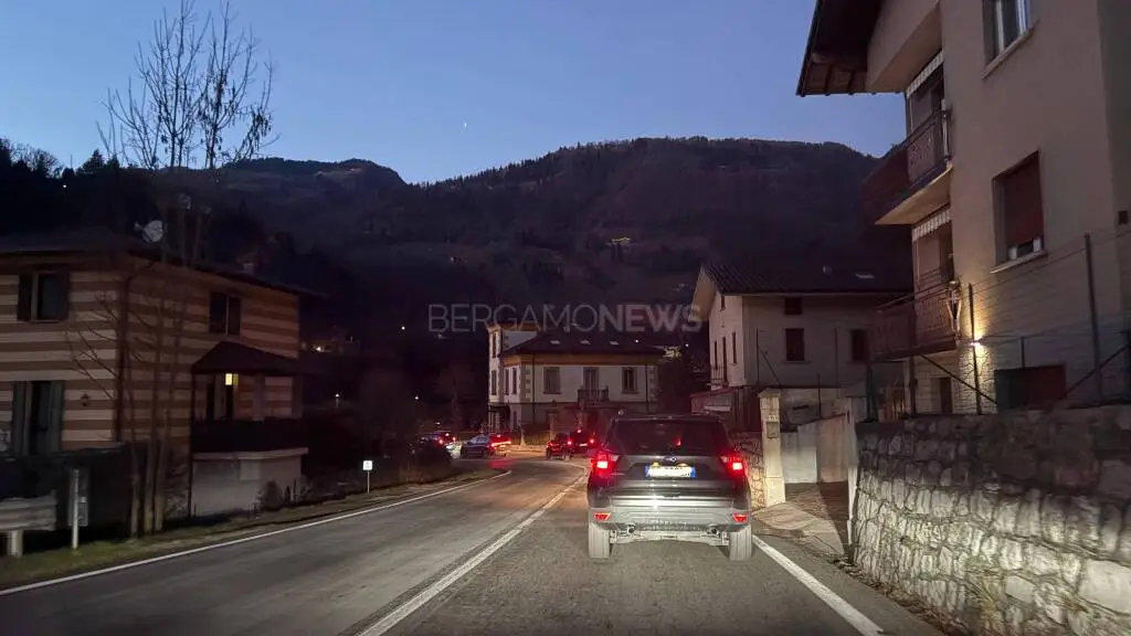 Furgone in panne sulla Statale della Val Seriana, chilometri di coda verso Bergamo: “Terzo mondo”