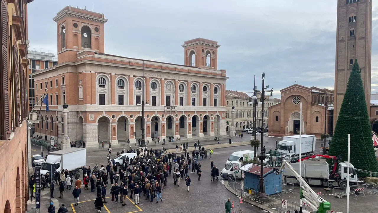 Gente in strada in piazza Saffi a Forlì dopo le scosse di terremoto