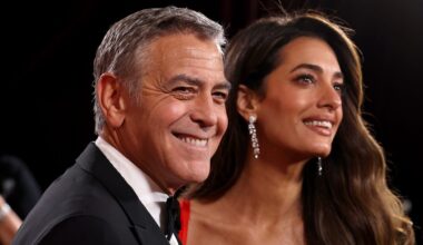 Amal Clooney è senza tempo in rosso e diamanti ai Golden Globe 2026