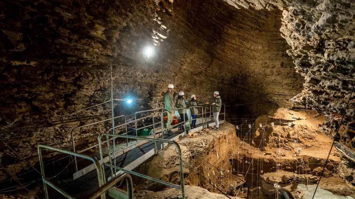 Nella grotta dell’Orso sulle Prealpi comasche trovato il kit di sopravvivenza dell’uomo di Neanderthal