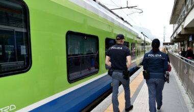 aggredisce e minaccia passeggero con un coltello