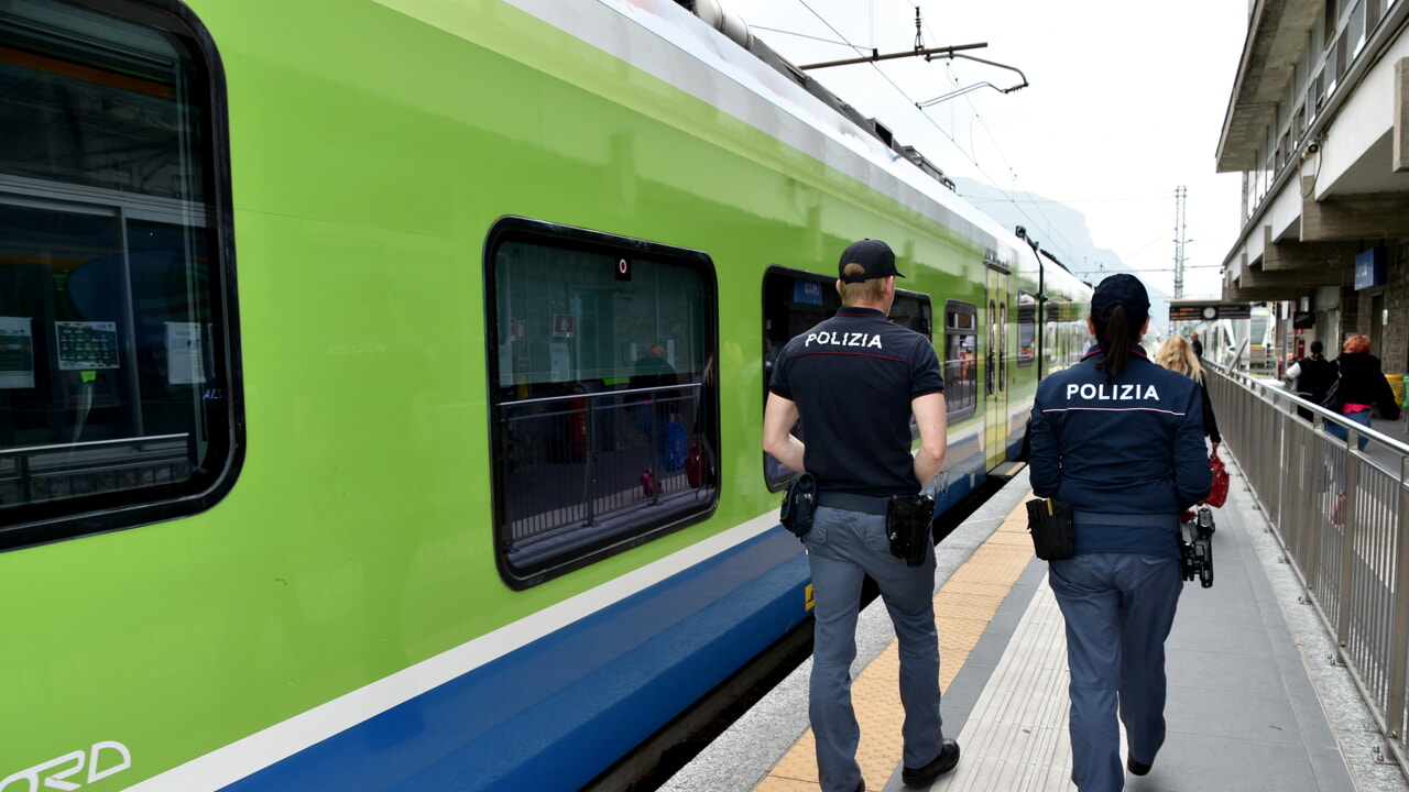 aggredisce e minaccia passeggero con un coltello