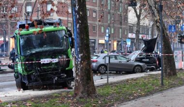 un morto e due feriti. Coinvolte due auto e un camioncino Amsa