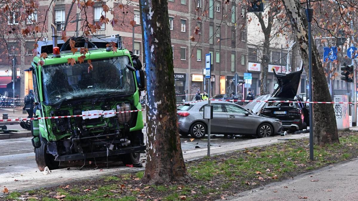 un morto e due feriti. Coinvolte due auto e un camioncino Amsa