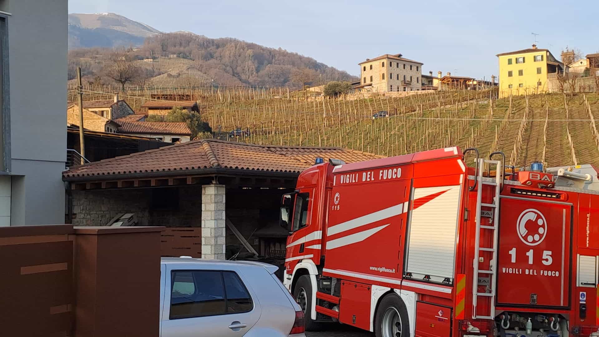 I vigili del fuoco a casa della vittima dell'esplosione I vigili del fuoco a casa della vittima dell'esplosione