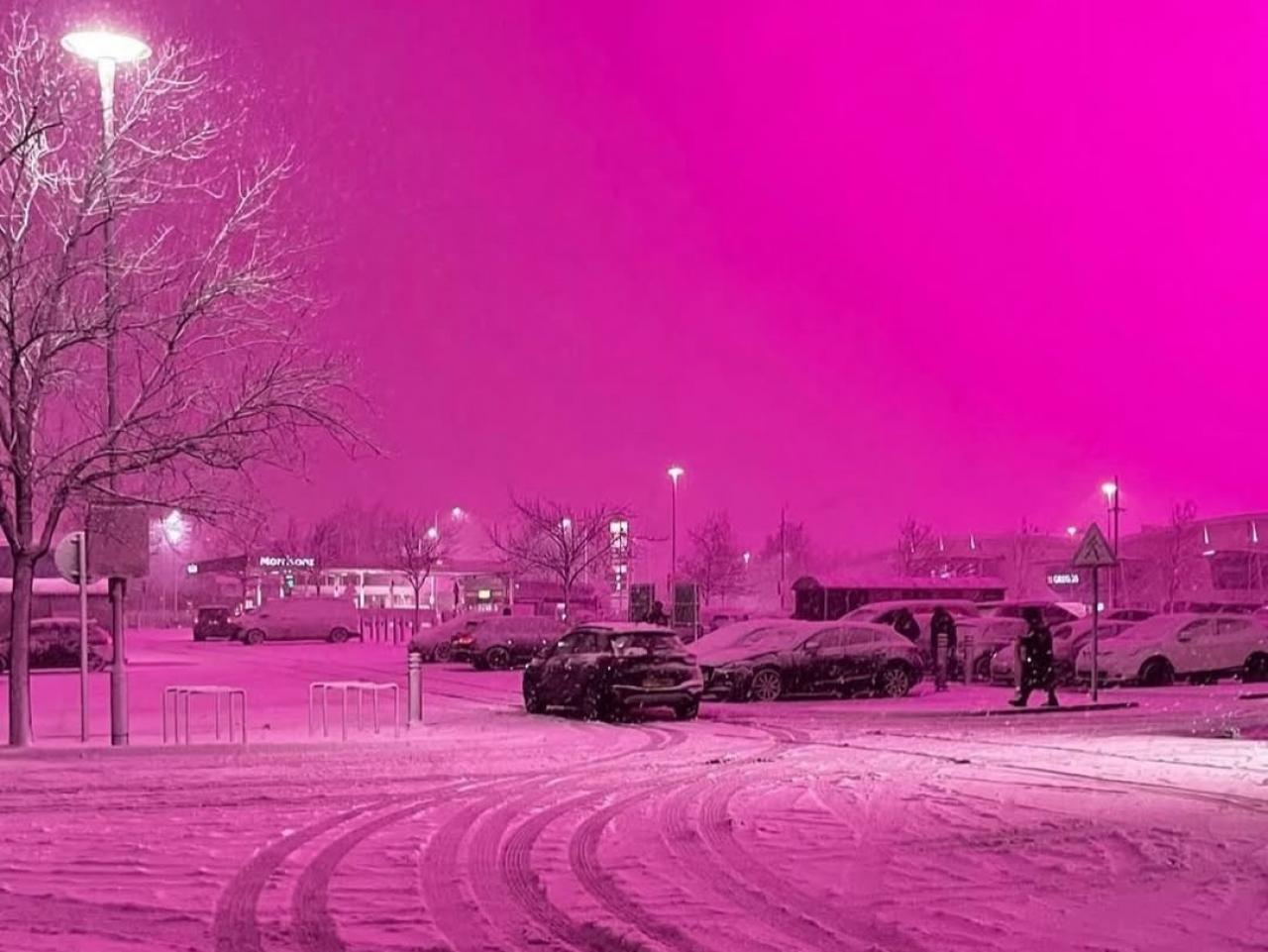 Il cielo si tinge di rosa a Birmingham e nelle West Midlands(Fonte immagine: @Complex via X)