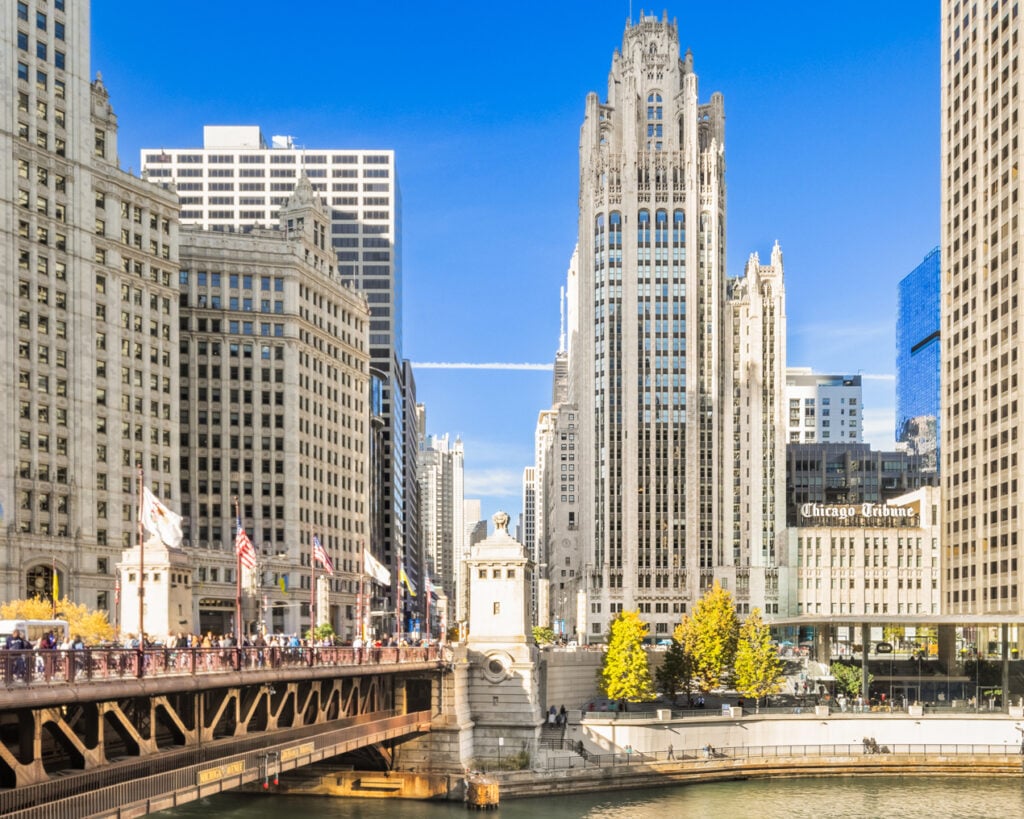 La curiosa storia del grattacielo di Chicago che raccoglie frammenti di oltre 150 edifici e monumenti del mondo