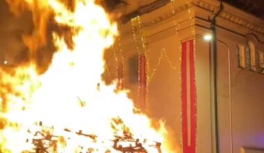 tra fede, salamelle e biglietti dei desideri