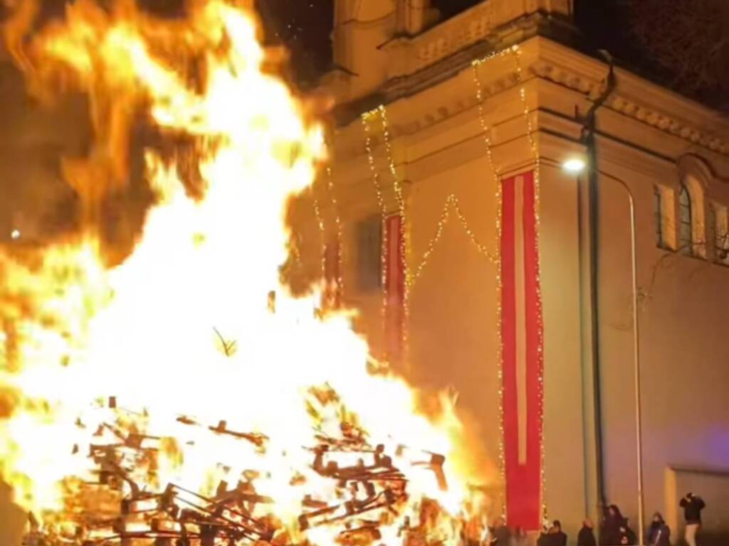 tra fede, salamelle e biglietti dei desideri