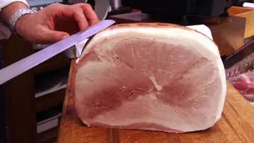 Sì, il prosciutto cotto è cancerogeno: lo dice (anche) uno studio del 2026. “Con 50 grammi al giorno, il rischio di tumore sale del 18%”