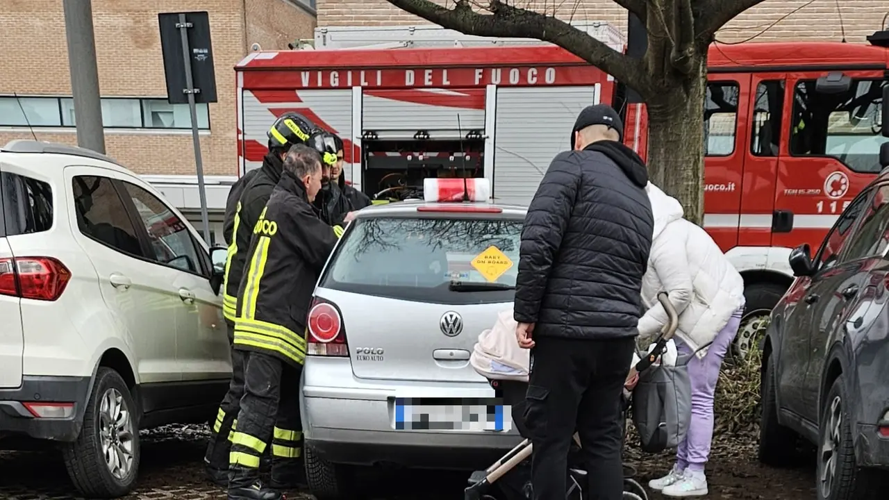 Il sistema di chiusura automatica è entrato in funzione e la vettura si è bloccata, intrappolando la bambina nell’abitacolo