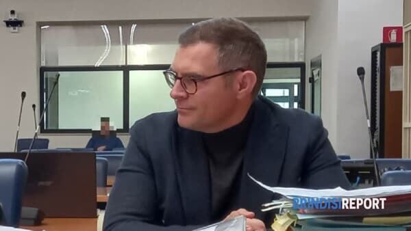 Il vice questore Giorgio Grasso durante l'udienza dell'8 gennaio 2026