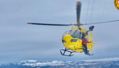 Brutta caduta sul sentiero sotto gli occhi di moglie e figlio, escursionista di 54 anni soccorso dall'elicottero in quota