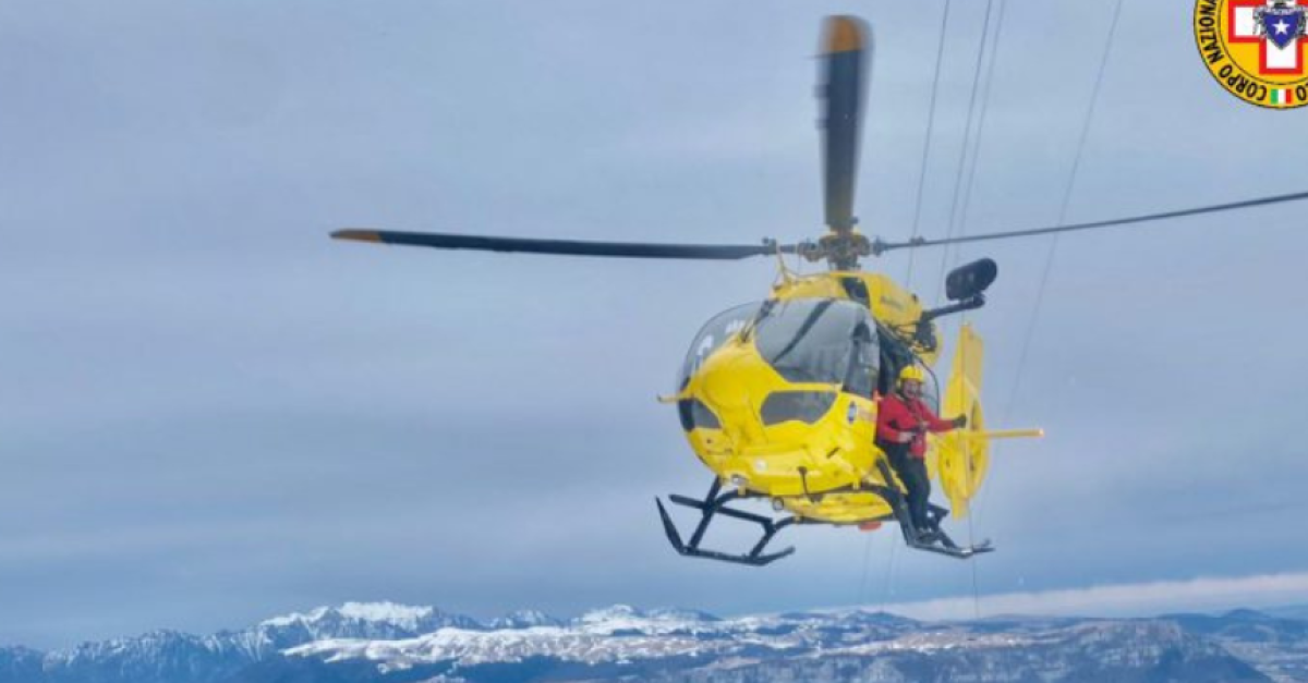 Brutta caduta sul sentiero sotto gli occhi di moglie e figlio, escursionista di 54 anni soccorso dall'elicottero in quota