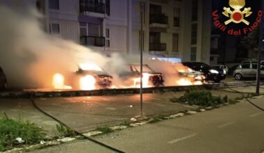 altre quattro auto semi distrutte