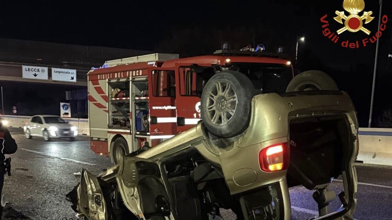 50enne incastrata nell’abitacolo, d’urgenza in ospedale