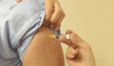 Influenza, vaccini gratis in farmacia a tutti i maggiorenni fino a esaurimento scorte