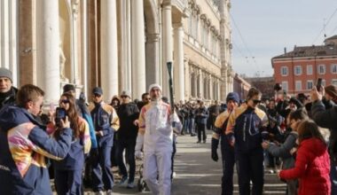 La Fiamma Olimpica attraversa il territorio modenesi tra applausi e festa /LE FOTO