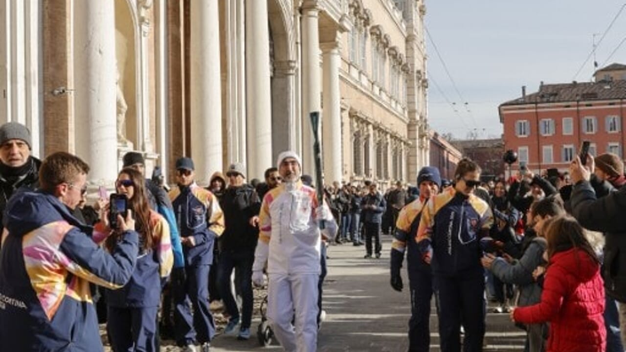 La Fiamma Olimpica attraversa il territorio modenesi tra applausi e festa /LE FOTO
