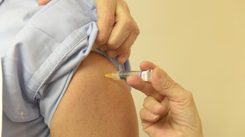 Influenza, vaccini gratis in farmacia a tutti i maggiorenni fino a esaurimento scorte