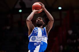 LBA:SASSARI FERMA BRESCIA,MILANO ALL'ULTIMO CANESTRO