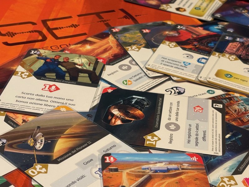 Il gioco base include oltre 200 carte, tutte basate su eventi, installazioni e programmi spaziali passati, presenti e futuri