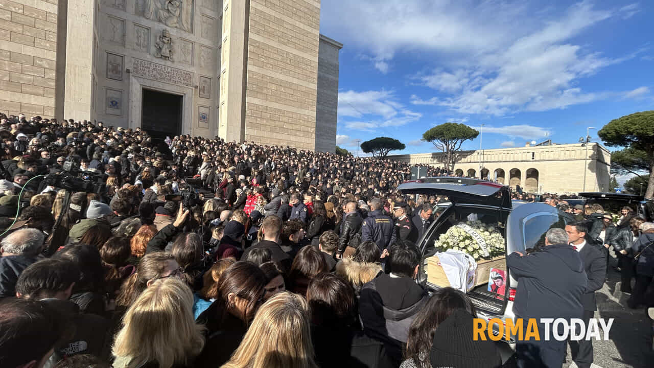 I funerali di Riccardo Minghetti, il 16enne romano morto nella strage di Crans Montana