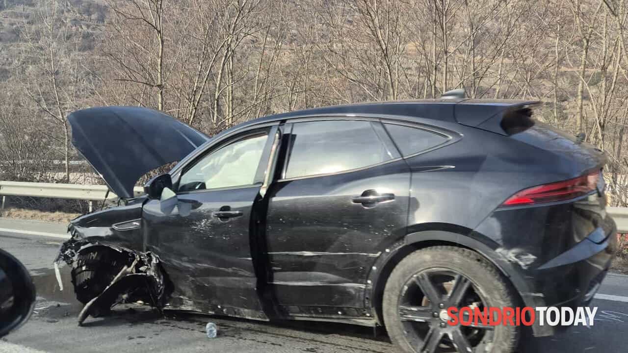 quattro feriti e traffico bloccato