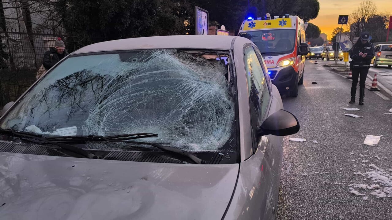 uomo caricato sul cofano e scaraventato a terra, lotta per la vita