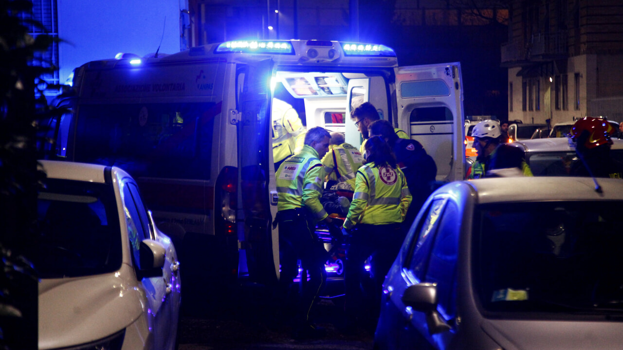ragazzo travolto da un'auto, rianimato sul posto