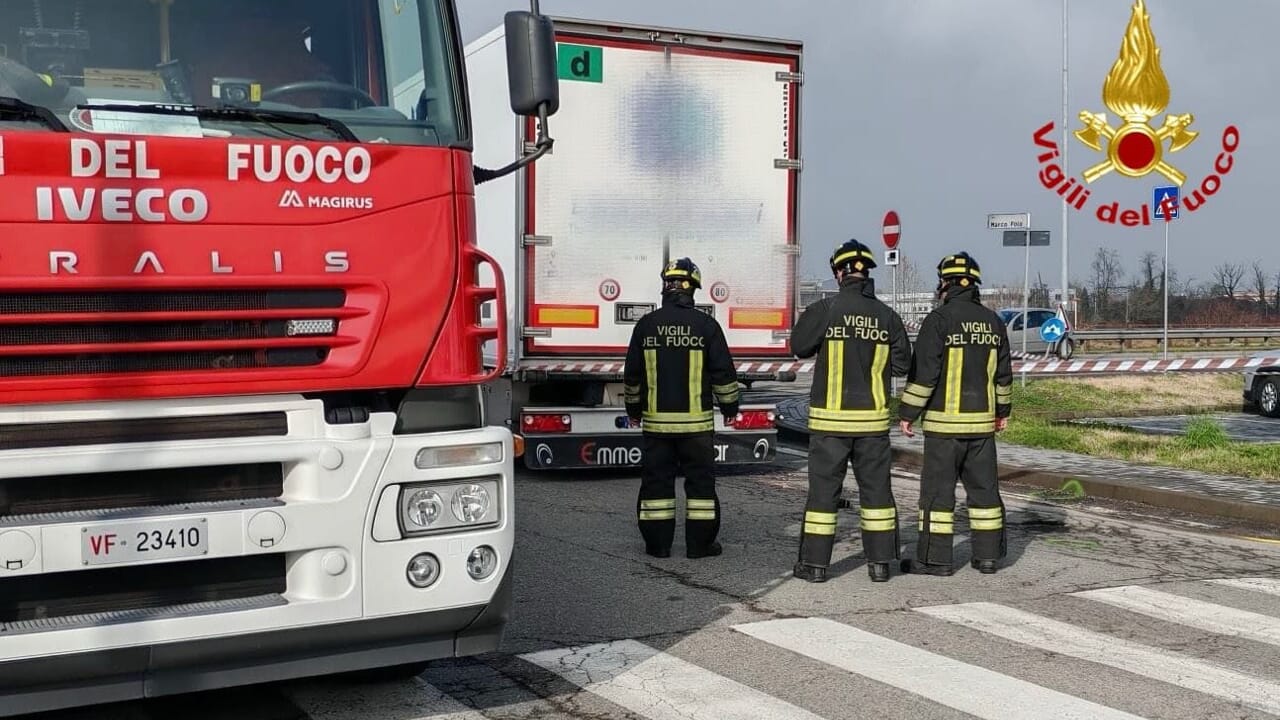 Incidente sul Naviglio a Gaggiano, ciclista travolto e trascinato da un camion: morto sul colpo
