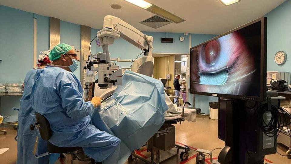 Interventi agli occhi. Tecnologia 3D e monitor ad alta risoluzione per operare al meglio