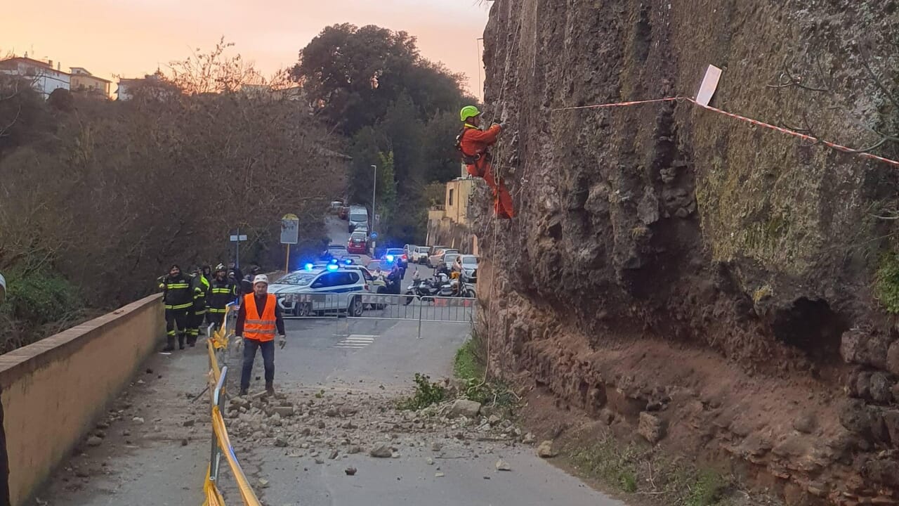 Isola Farnese, borgo isolato per il cedimento di un costone