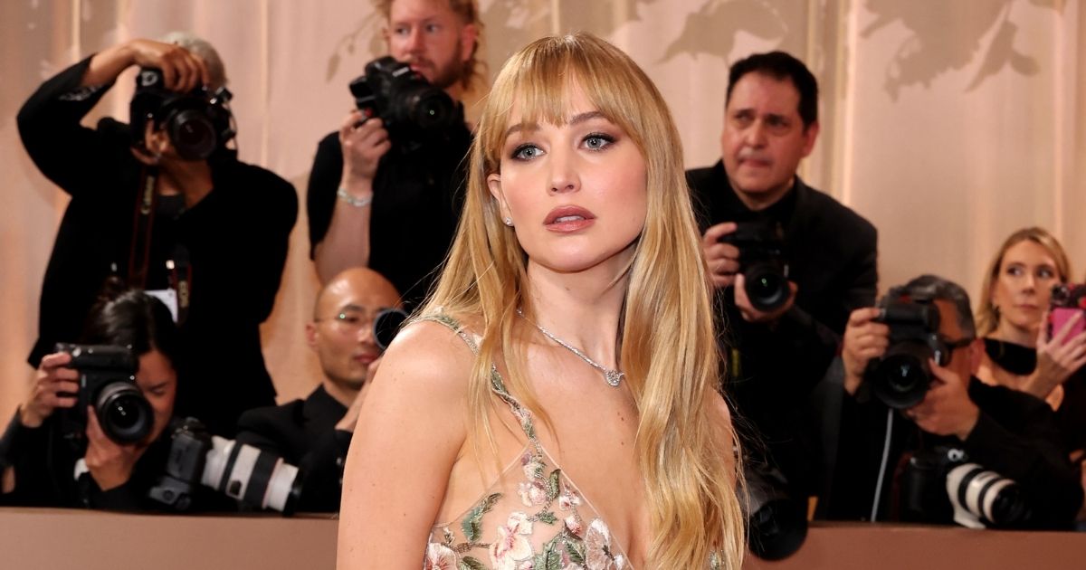 Jennifer Lawrence da urlo! L'abito trasparente lascia tutti a bocca aperta [FOTO]