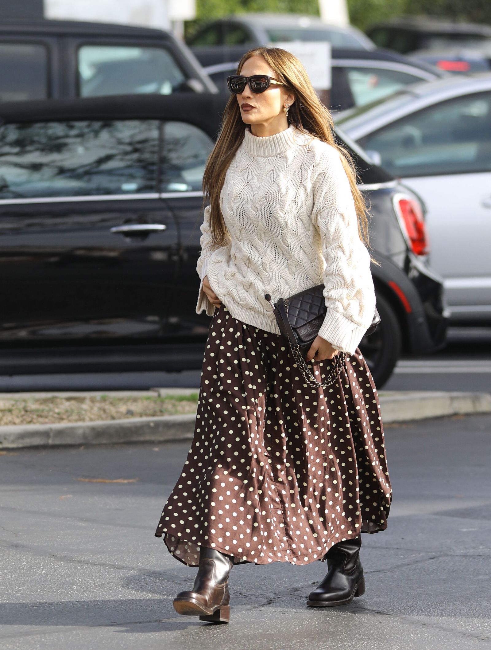 Jennifer Lopez con gonna a pois e stivali marroni aggiorna lo stile bon ton in versione urban