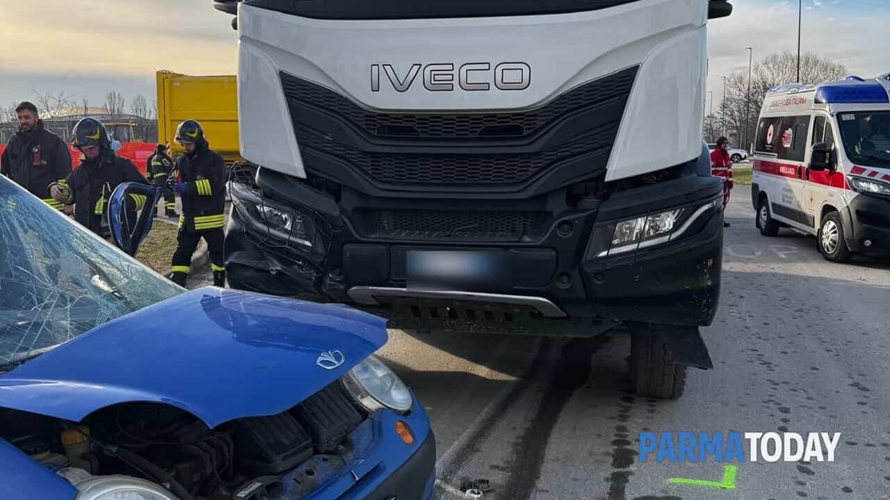 Schianto tra auto e camion alla rotonda di via Rudolf Diesel allo Spip, donna incastrata: è grave al Maggioe