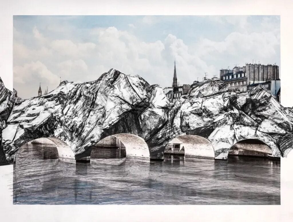 A Parigi l’artista JR trasforma un’altra volta il Pont Neuf di Christo e Jeanne-Claude. 40 anni dopo