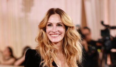 Julia Roberts ai Golden Globes 2026 da grand soirée: il ciondolo con maxi fragola colora l'abito firmato Giorgio Armani Privé