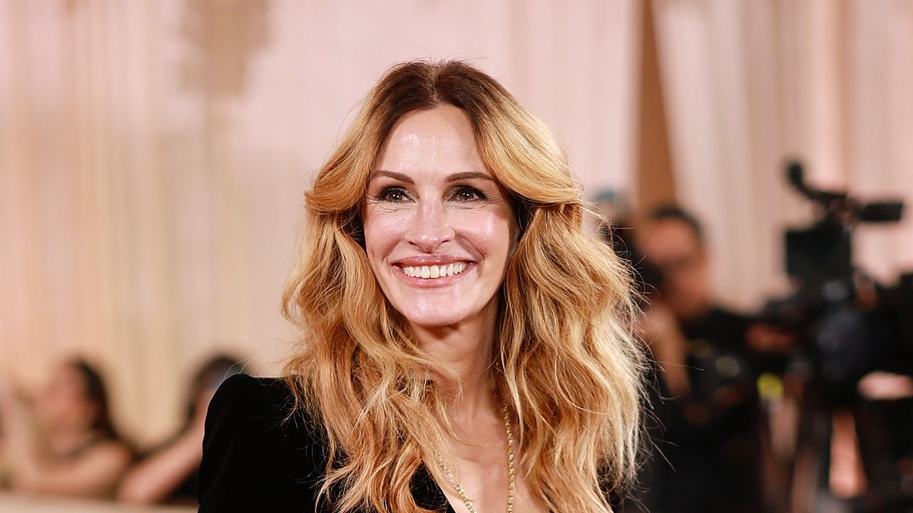 Julia Roberts ai Golden Globes 2026 da grand soirée: il ciondolo con maxi fragola colora l'abito firmato Giorgio Armani Privé