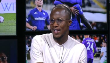 Un ragazzo con gli occhiali