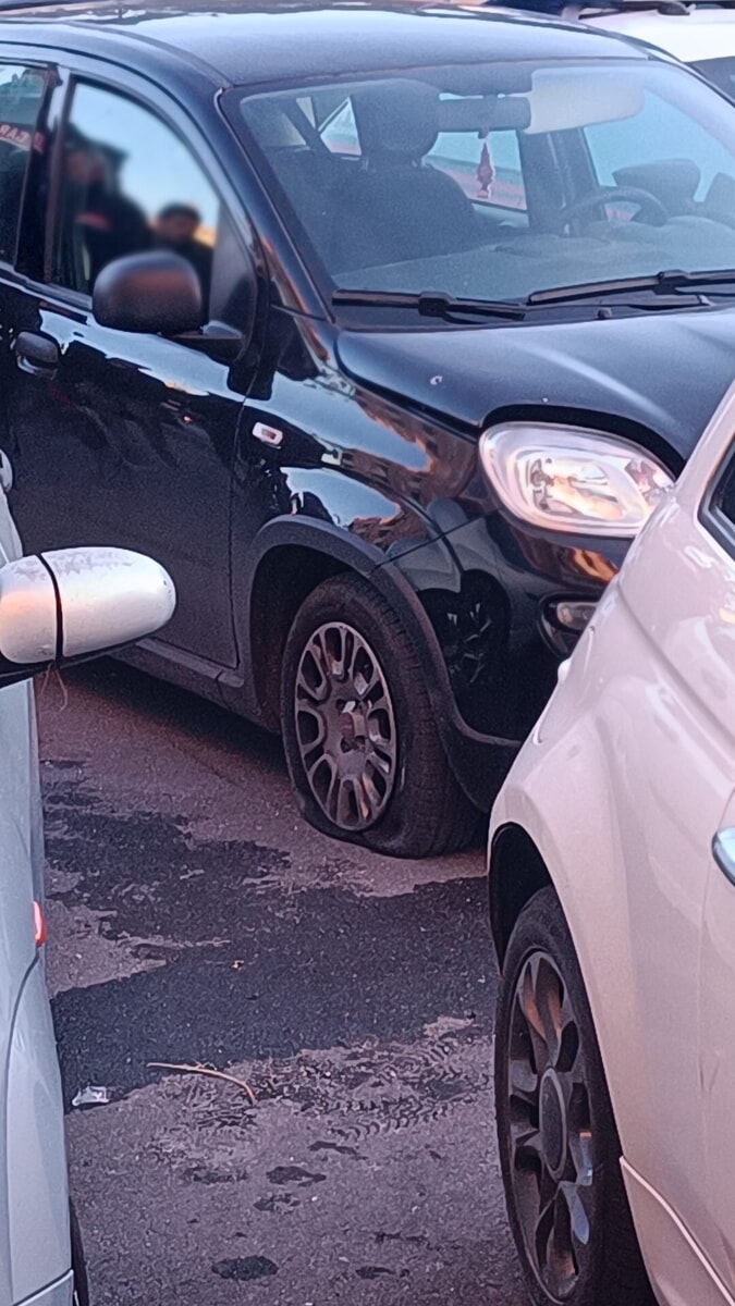 L'auto colpita dai proiettili