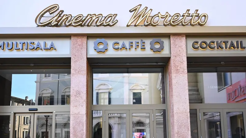 L'insegna del cinema Moretto - Foto New Reporter Favretto © www.giornaledibrescia.it