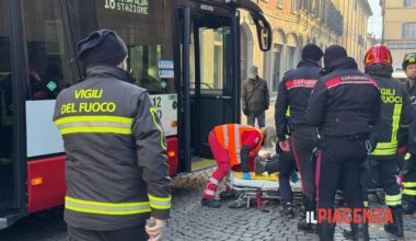 Anziana travolta dal bus rimane incastrata, carabinieri e passanti sollevano il mezzo per liberarla