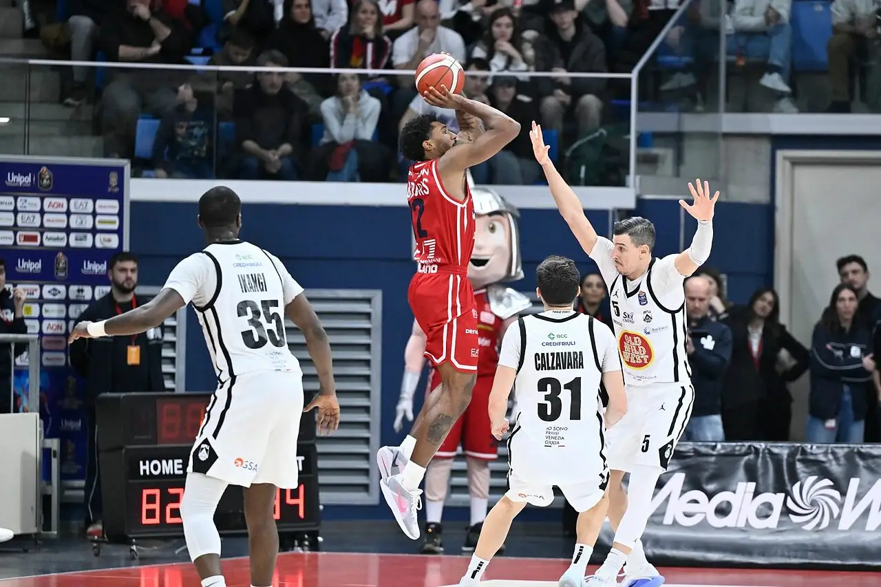 Brooks salva Milano sulla sirena! Sassari ferma Brescia ed è crisi Cantù