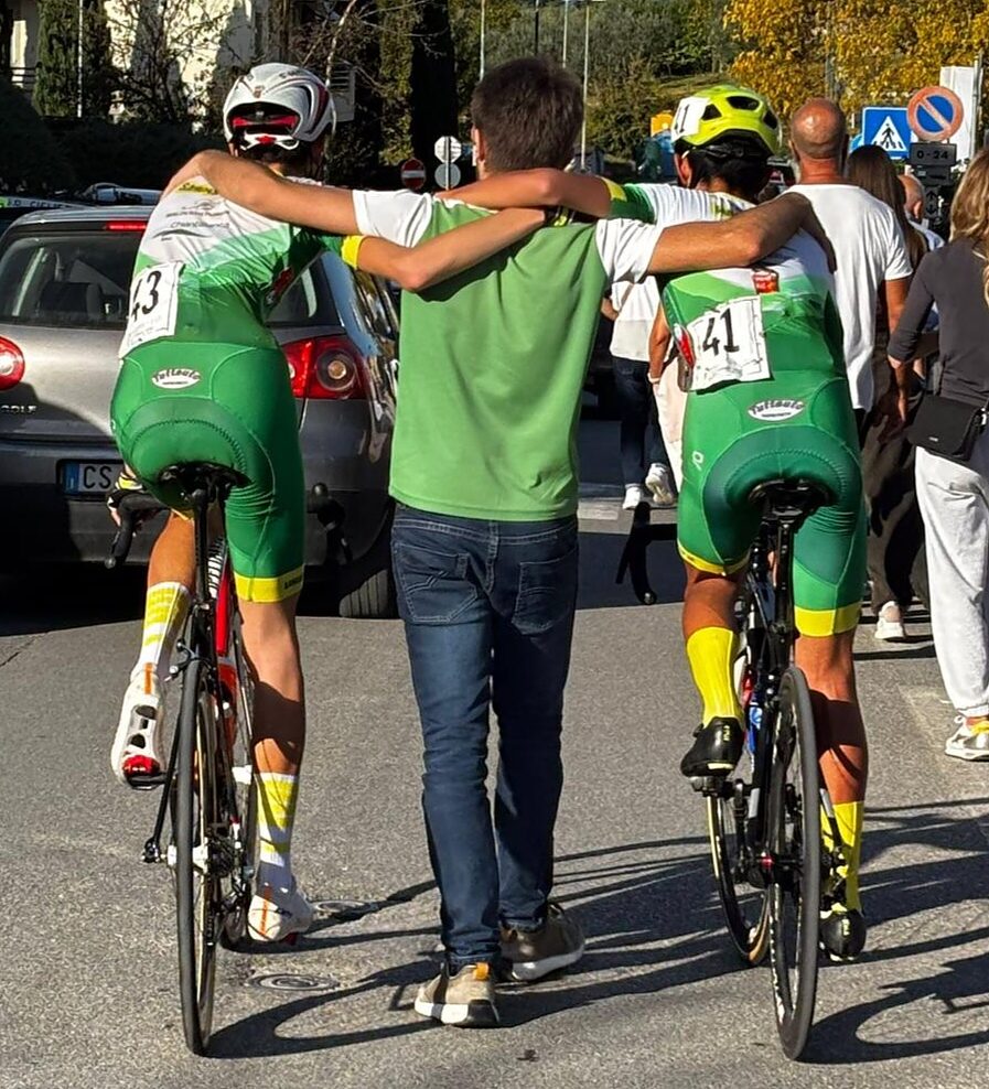 Uno scatto rubato dopo il traguardo dell'ultima gara del 2025